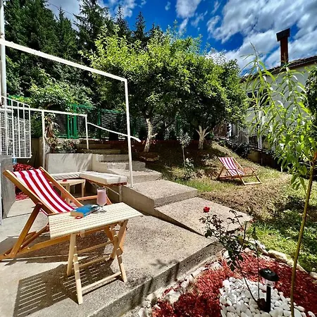 Cozy Garden Apartment